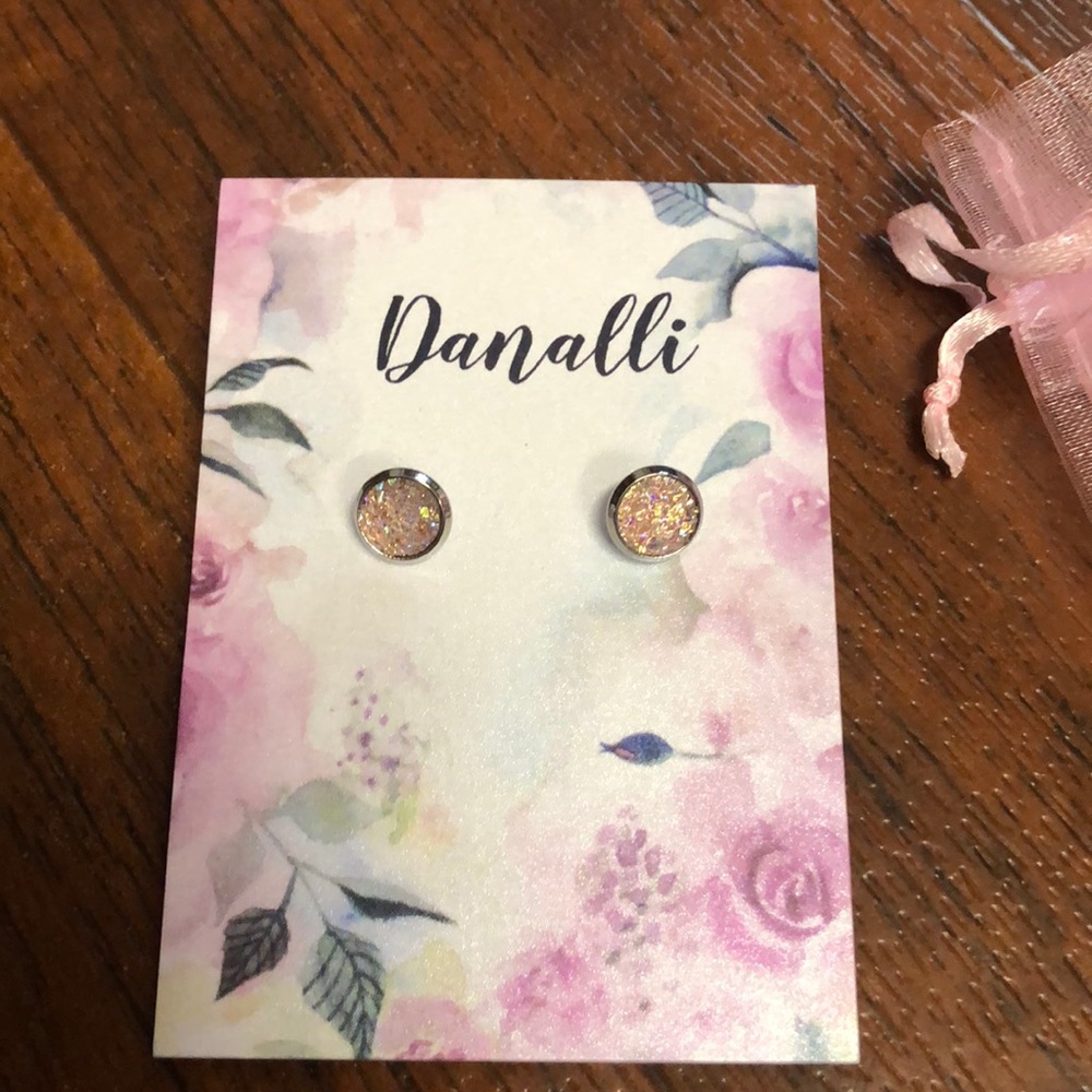 BOGO 🥳 🌸Pink post earrings